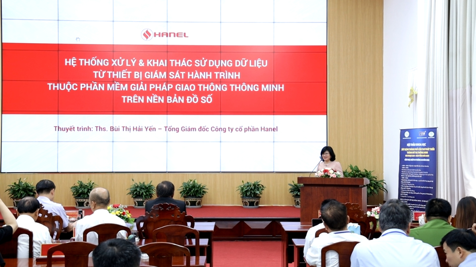 Tổng Giám đốc Công ty CP HANEL– Thạc sĩ Bùi Thị Hải Yến giới thiệu dịch vụ quản lý giao thông thông minh tại hội thảo. Ảnh: Huyền Bích