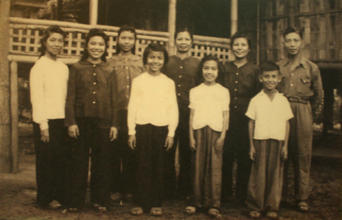 Ông Đỗ Đình Thiện cùng gia đình tại chiến khu Việt Bắc. Ảnh tư liệu