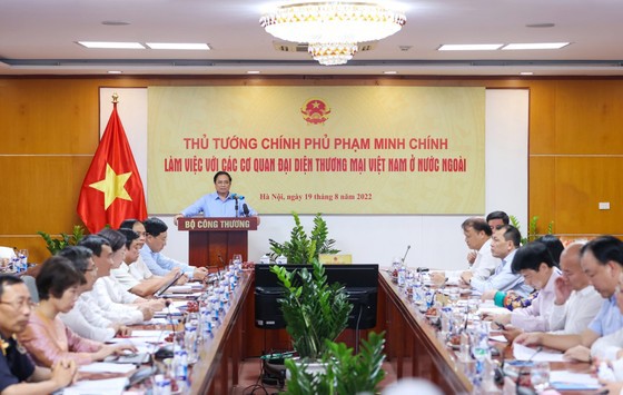 Hội nghị trực tuyến về c&ocirc;ng t&aacute;c ph&aacute;t triển thị trường với hệ thống thương vụ Việt Nam ở nước ngo&agrave;i. Ảnh: Viết Chung