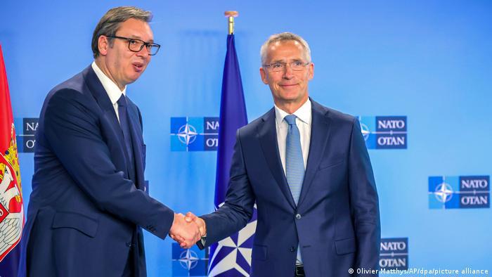 Tổng Thư ký NATO Jens Stoltenberg (bên phải) phát biểu trong cuộc họp báo cùng với Tổng thống Serbia Aleksandar Vucic. Ảnh: DW