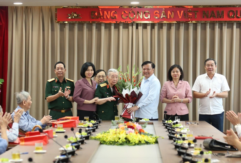 B&iacute; thư Th&agrave;nh ủy Đinh Tiến Dũng c&ugrave;ng l&atilde;nh đạo TP ch&uacute;c thọ&nbsp;Đại tướng Nguyễn Quyết.