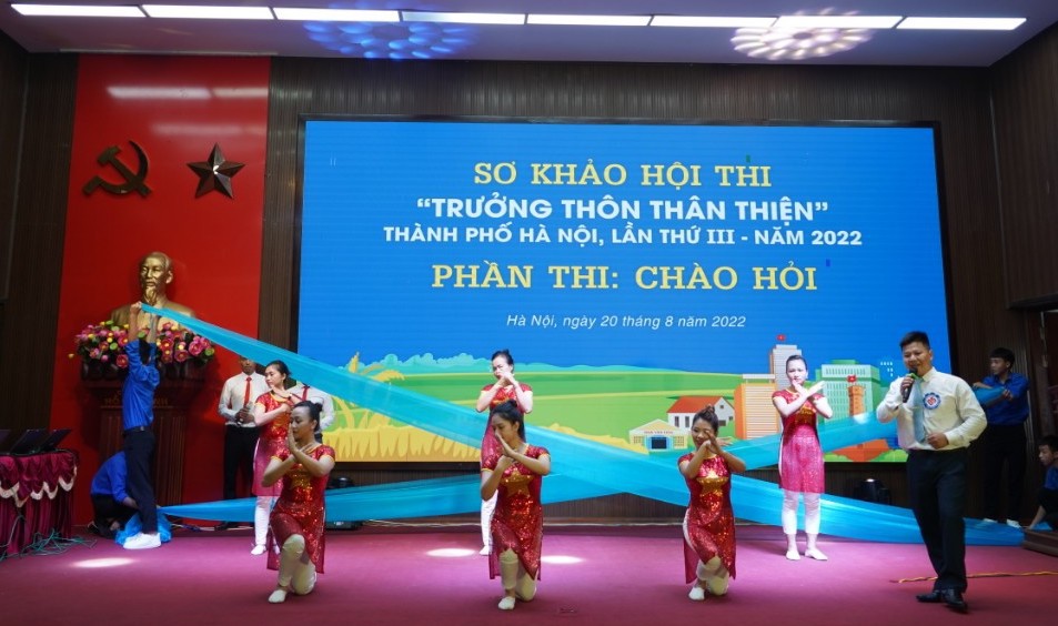 Tại Hội thi, c&aacute;c Trưởng th&ocirc;n tham gia 3 phần thi: Ch&agrave;o hỏi, kiến thức, h&ugrave;ng biện.