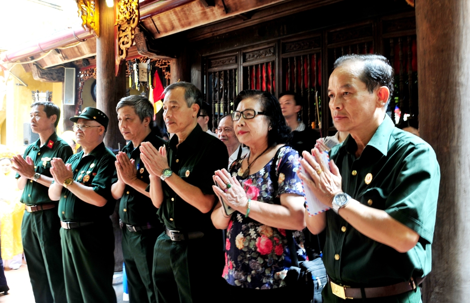 Người d&acirc;n H&agrave; Nội v&agrave; du kh&aacute;ch d&acirc;ng hương kỷ niệm 905 năm ng&agrave;y H&oacute;a của Nguy&ecirc;n Phi Ho&agrave;ng Th&aacute;i hậu Ỷ Lan