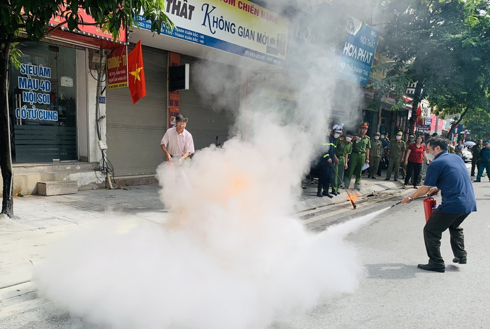 UBND phường Thanh Xu&acirc;n Bắc đ&atilde; tổ chức diễn tập phương &aacute;n chữa ch&aacute;y, cứu nạn cứu hộ cho Tổ li&ecirc;n gia an to&agrave;n PCCC qua t&igrave;nh huống xảy ra ch&aacute;y nh&agrave; d&acirc;n tại số 540 Nguyễn Tr&atilde;i