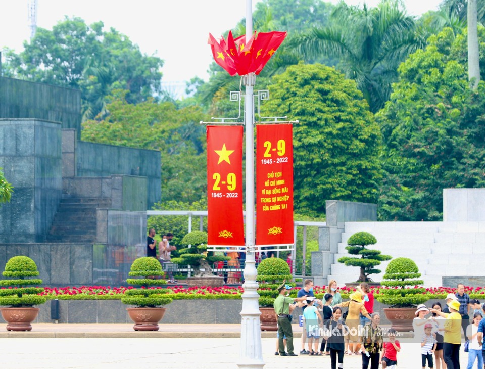 Khu vực Quảng trường Ba Đ&igrave;nh, Lăng Chủ tịch Hồ Ch&iacute; Minh, cờ hoa được treo xung quanh tạo kh&ocirc;ng kh&iacute; ch&agrave;o mừng c&aacute;c ng&agrave;y lễ lớn của d&acirc;n tộc.