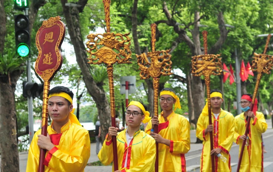 Đo&agrave;n rước theo nghi lễ truyền thống xung quanh Hồ Ho&agrave;n Kiếm v&agrave; khu vực phố cổ H&agrave; Nội.