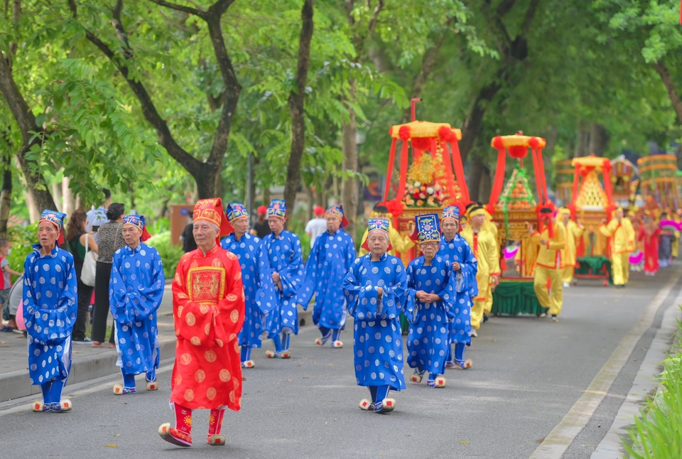 Lễ rước kiệu truyền thống xung quanh Hồ Ho&agrave;n Kiếm v&agrave; khu phố cổ H&agrave; Nội&nbsp;