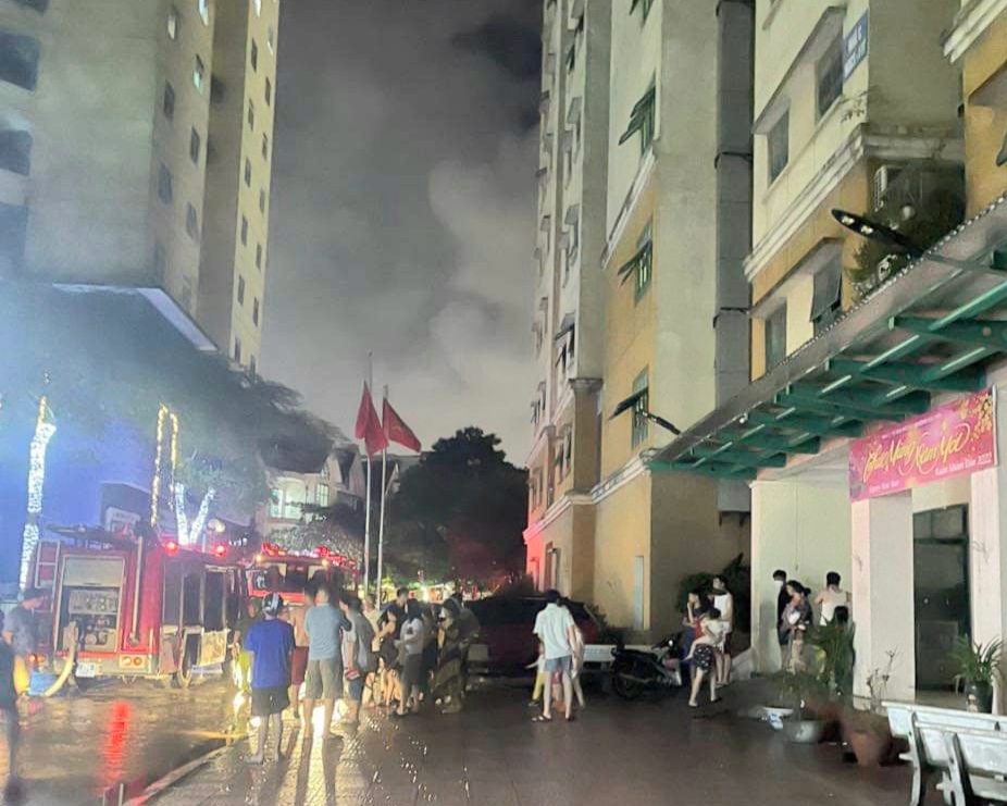 Cháy chung cư ở Nam Từ Liêm, cảnh sát cứu thoát 7 người mắc kẹt - Ảnh 2