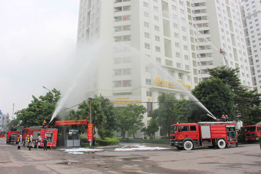 Diễn tập phòng cháy, chữa cháy tại công trình nhà cao tầng tại Hà Nội. Ảnh: Hân Bảo