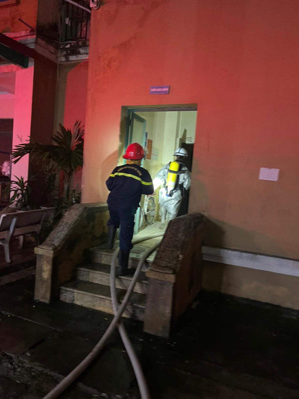 Cháy chung cư ở Nam Từ Liêm, cảnh sát cứu thoát 7 người mắc kẹt - Ảnh 1