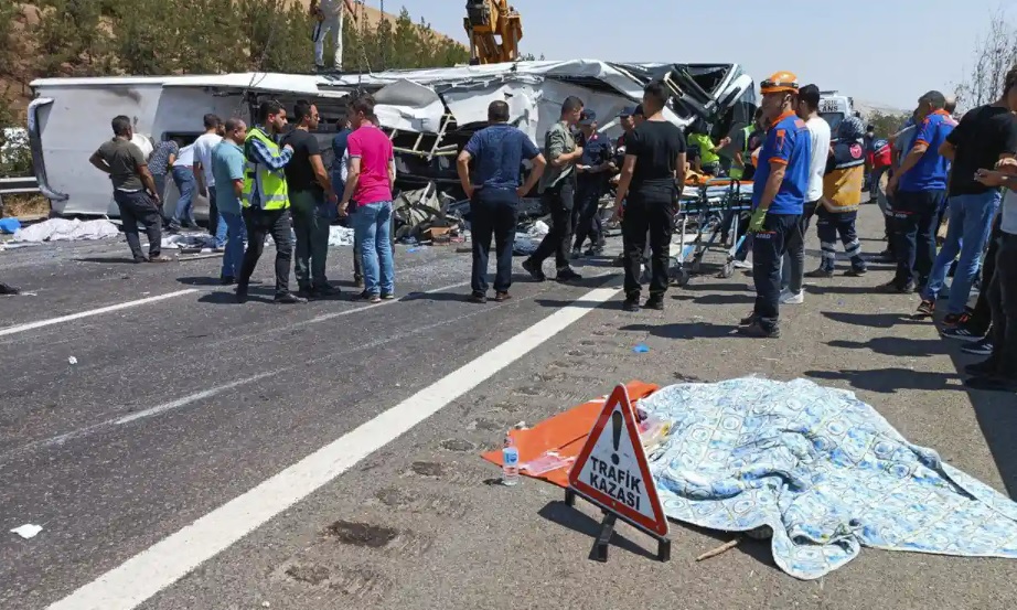 Lực lượng cấp cứu v&agrave; cứu hộ c&oacute; mặt tại hiện trường vụ tai nạn xe bu&yacute;t tr&ecirc;n đường cao tốc giữa Gaziantep v&agrave; Nizip, Thổ Nhĩ Kỳ h&ocirc;m 20/8. Ảnh: AP