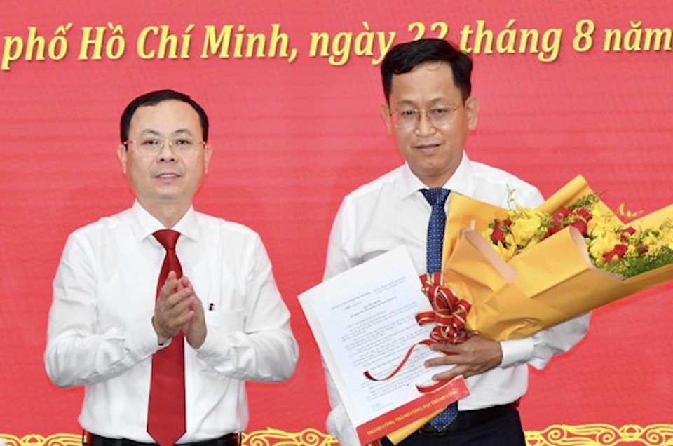 Trao quyết định Ph&oacute; trưởng Ban Nội ch&iacute;nh Th&agrave;nh ủy TP Hồ Ch&iacute; Minh - Ảnh: Tiểu Thu&yacute;