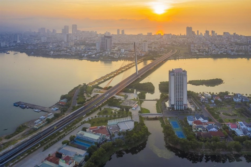 Thu hút người tài, người giàu và các &ldquo;đại bàng&rdquo; đ&ecirc;́n đ&acirc;̀u tư là cách đ&ecirc;̉ Đà Nẵng sớm trở thành Singapore thứ hai của ch&acirc;u Á.