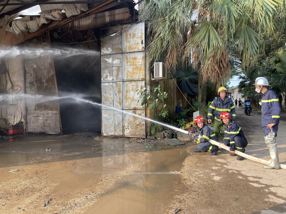 Hà Nội: Cháy lớn tại kho xưởng ở xã Đình Xuyên, huyện Gia Lâm  - Ảnh 2