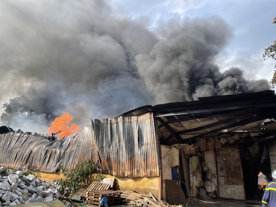 Hà Nội: Cháy lớn tại kho xưởng ở xã Đình Xuyên, huyện Gia Lâm  - Ảnh 1