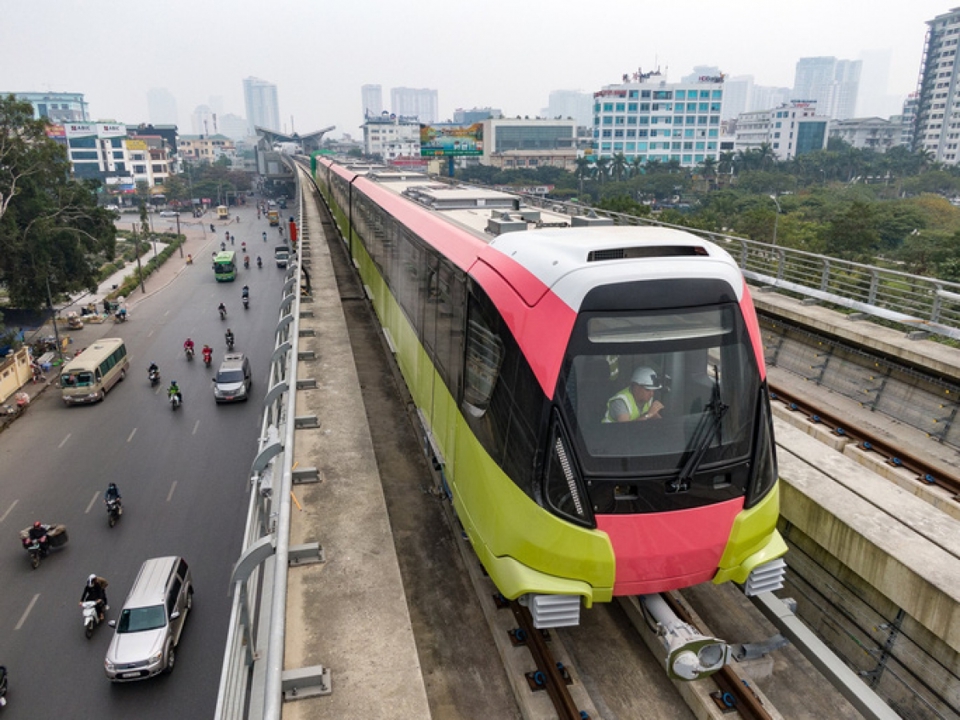 Đo&agrave;n t&agrave;u của tuyến metro Nhổn - ga H&agrave; Nội vận h&agrave;nh thử li&ecirc;n động