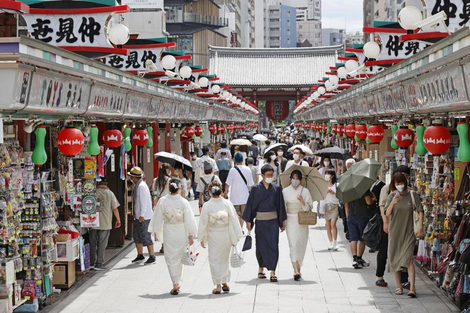 Người d&acirc;n mua sắm tại một chợ ở thủ đ&ocirc; Tokyo. Ảnh: Kyodo