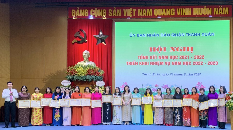 C&aacute;c tập thể, c&aacute; nh&acirc;n c&oacute; th&agrave;nh t&iacute;ch xuất sắc trong phong tr&agrave;o thi đua thực hiện nhiệm vụ năm học 2021-2022 được khen thưởng