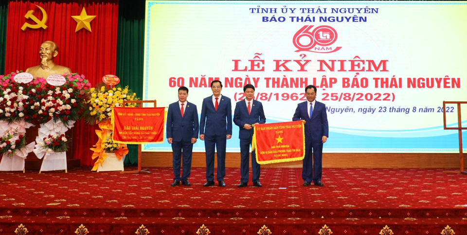 UBND tỉnh Th&aacute;i Nguy&ecirc;n&nbsp;trao tặng Cờ thi đua Đơn vị dẫn đầu phong tr&agrave;o thi đua năm 2021.