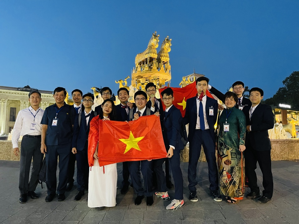 Đoàn Việt Nam tham dự kỳ thi Thiên văn và Vật lí thiên văn 2022