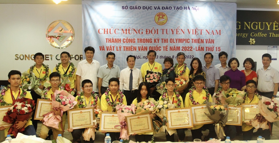 Đại diện lãnh đạo Sở GD&ĐT Hà Nội chúc mừng thầy cô và học sinh đoàn Hà Nội tham dự kì thi