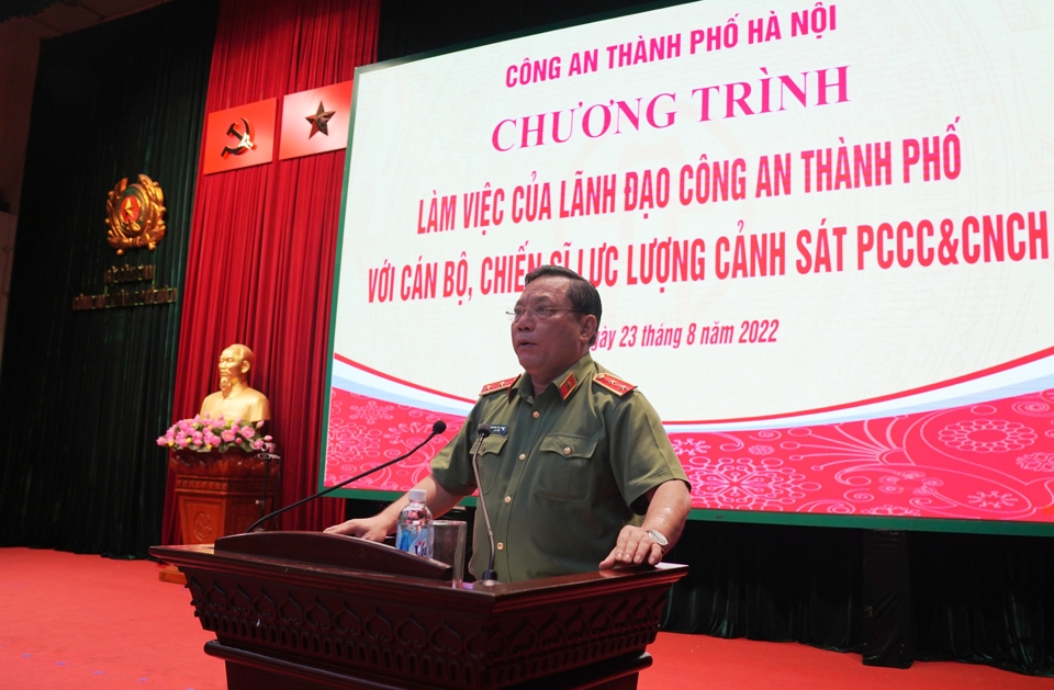 Trung tướng Nguyễn Hải Trung, Gi&aacute;m đốc C&ocirc;ng an TP H&agrave; Nội ph&aacute;t biểu tại buổi l&agrave;m việc.