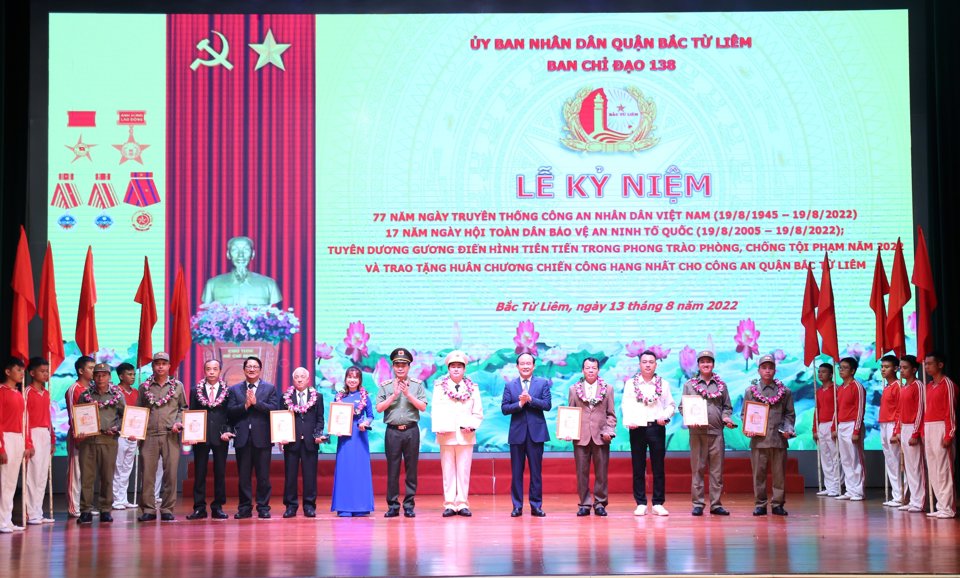 Lãnh đạo Trung ương, Hà Nội tuyên dương, trao thưởng“Gương điển hình tiên tiến trong phong trào phòng, chống tội phạm quận Bắc Từ Liêm năm 2022”.