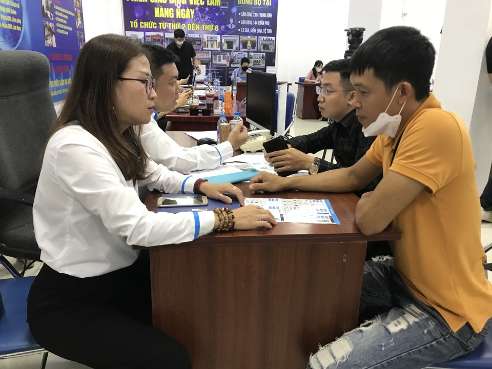 Tại Sàn giao dịch việc làm Hà Nội, những người lao động đi làm việc tại nước ngoài trở về đang ứng tuyển vào những công ty Hàn Quốc, Nhật Bản tại Việt Nam. Ảnh: Trần Oanh
