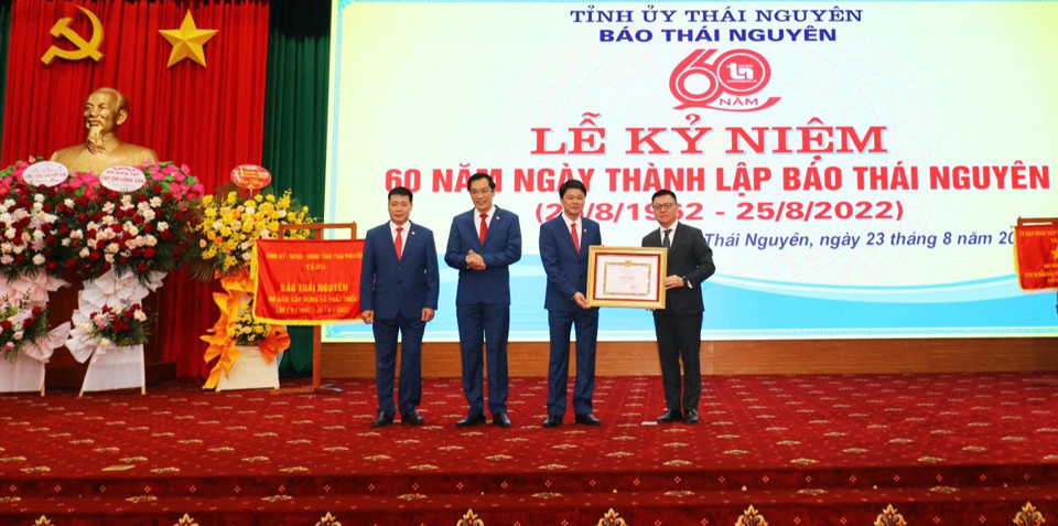 Phó Trưởng Ban Tuyên giáo T.Ư, Chủ tịch Hội Nhà báo Việt Nam Lê Quốc Minh (hàng đầu, bên phải) tặng Bằng khen của Ban Tuyên giáo T.Ư cho báo Thái Nguyên.