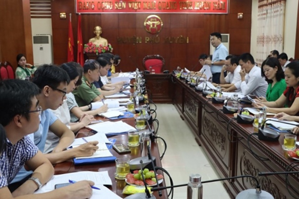 Ph&oacute; Chủ tịch UBND huyện Ph&uacute; Xuy&ecirc;n Nguyễn Mạnh Huy b&aacute;o c&aacute;o tại cuộc kiểm tra