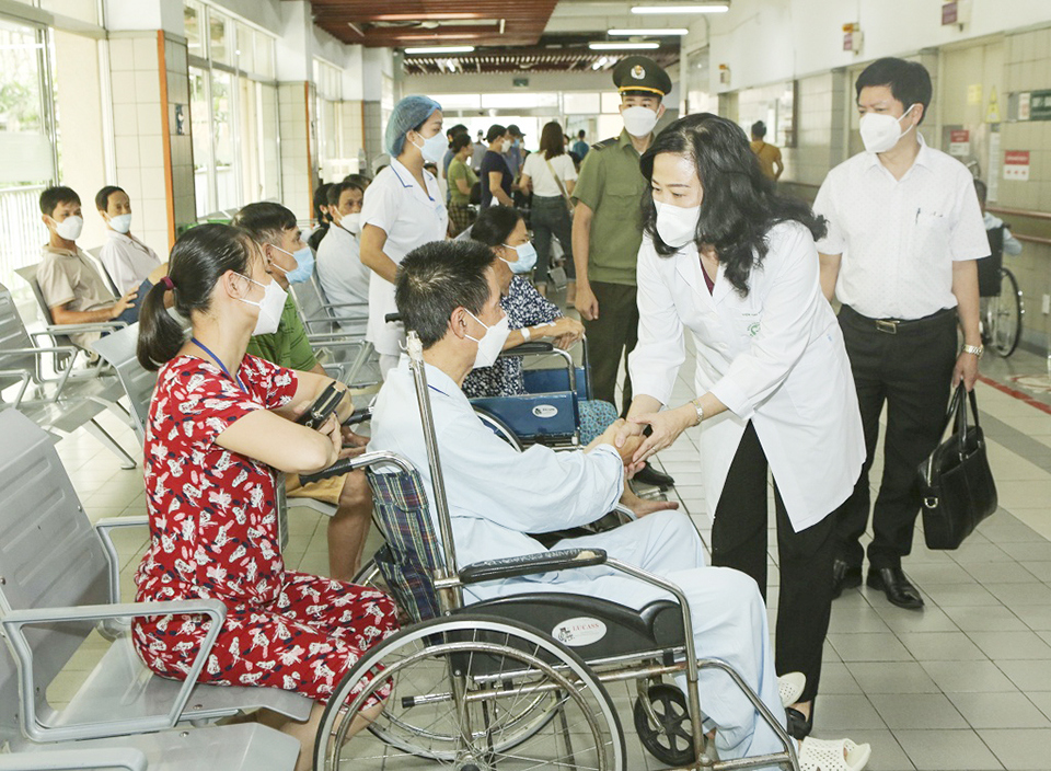 Quyền Bộ trưởng Đ&agrave;o Hồng Lan thăm hỏi, động vi&ecirc;n một số bệnh nh&acirc;n đang chờ kh&aacute;m tại Bệnh viện Bạch Mai.
