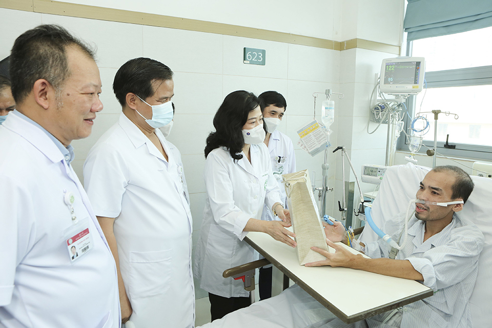 Quyền Bộ trưởng Đ&agrave;o Hồng Lan thăm, động vi&ecirc;n một số bệnh nh&acirc;n đang điều trị tại Trung hồi sức t&iacute;ch cực, BV Bạch Mai