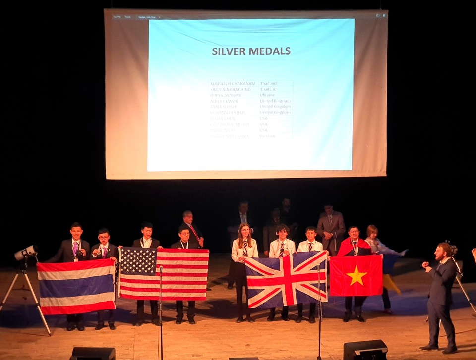 Mm Bùi Gia Nhật Minh - học sinh lớp 11 Lý 1 trường THPT chuyên Hà Nội- Amsterdam xuất sắc giành Huy chương Bạc