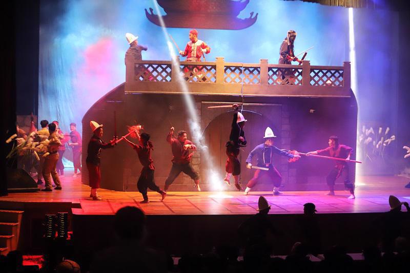 Vở diễn“Hà thành chính khí” của Nhà hát Kịch Hà Nội. Ảnh: Lại Tấn