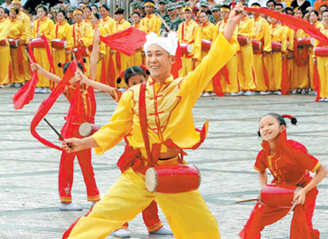 Người d&acirc;n ở Th&acirc;m Quyến, Trung Quốc biểu diễn điệu m&uacute;a truyền thống đ&oacute;n ng&agrave;y lễ đo&agrave;n vi&ecirc;n rằm th&aacute;ng 8, Trung thu. Ảnh: Szdaily