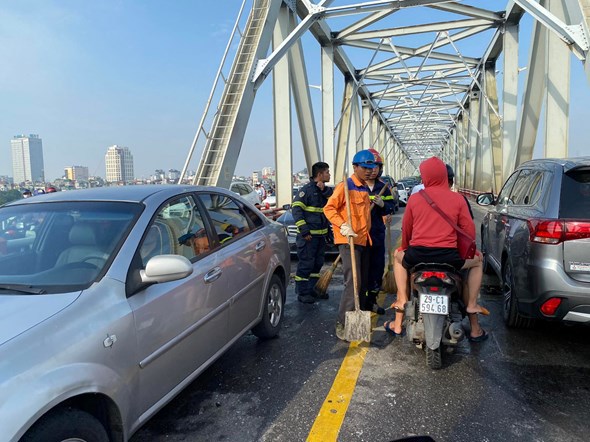 Hiện trường vụ va chạm liên hoàn giữa 5 xe ô tô trên cầu Chương Dương - Ảnh 5