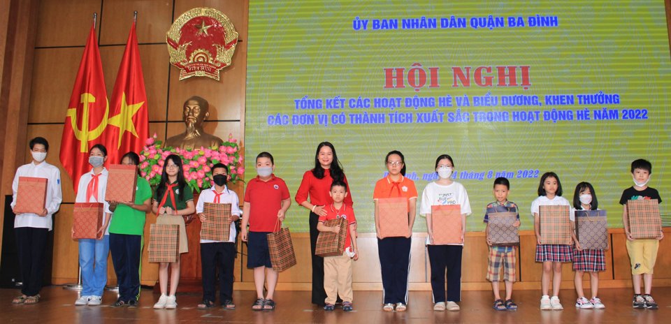 L&atilde;nh đạo UBND quận Ba Đ&igrave;nh tặng qu&agrave; cho học sinh c&oacute; ho&agrave;n cảnh kh&oacute; khăn vươn l&ecirc;n trong học tập tr&ecirc;n địa b&agrave;n quận.&nbsp;