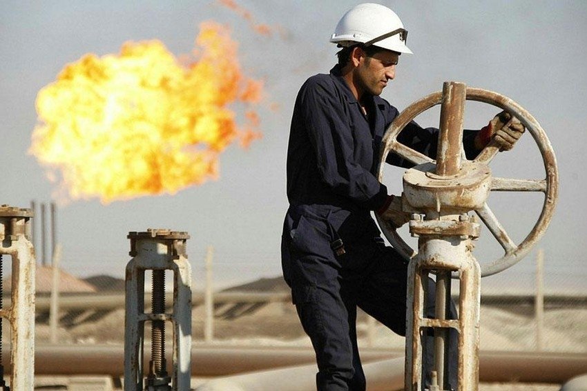Giá dầu thô tăng, vượt lên mức 100 USD/thùng