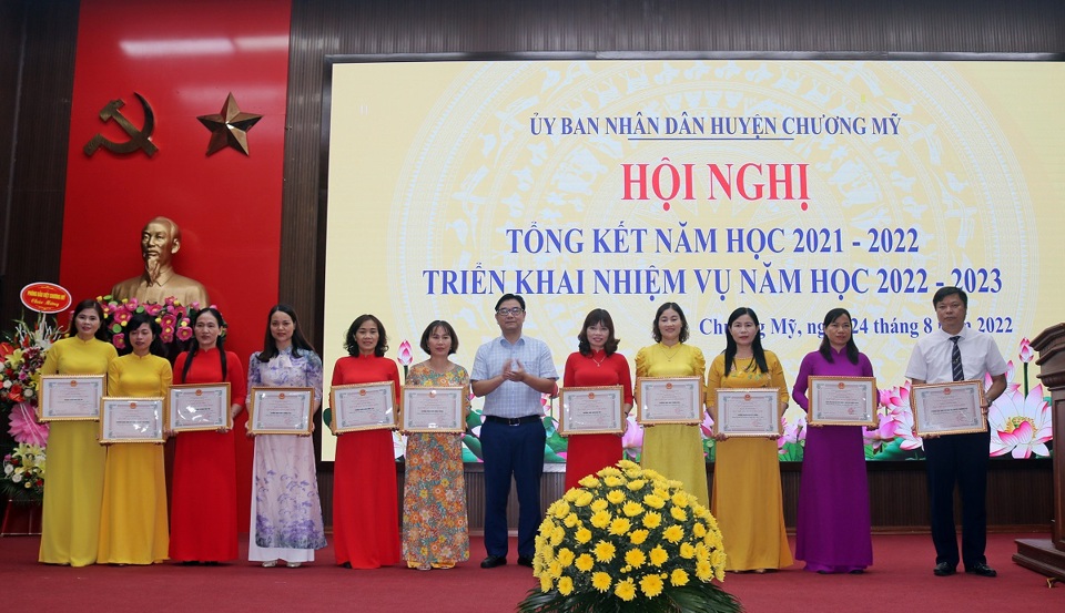 B&iacute; thư Huyện ủy Chương Mỹ Nguyễn Văn Thắng trao phần thưởng cho tập thể, c&aacute; nh&acirc;n đạt th&agrave;nh t&iacute;ch xuất sắc trong năm học 2021-2022