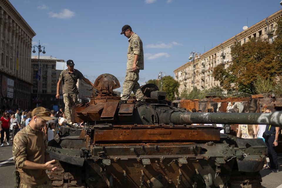 C&aacute;c binh sĩ Ukraine kiểm tra một chiếc xe tăng khi tham quan triển l&atilde;m c&aacute;c phương tiện qu&acirc;n sự v&agrave; vũ kh&iacute; bị ph&aacute; hủy của Nga, d&agrave;nh ri&ecirc;ng cho Ng&agrave;y Độc lập sắp tới của đất nước. Ảnh: Reuters