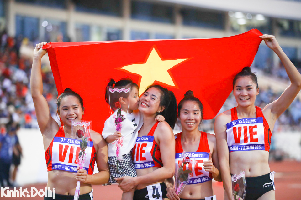 VĐV điền kinh Nguyễn Thị Hằng (x&atilde; Sơn Đ&agrave;, thứ 2 từ phải v&agrave;o) gi&agrave;nh HCV tại SEA Games 31.