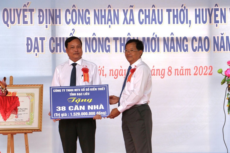 &Ocirc;ng Nguyễn Văn Truyền (b&ecirc;n phải) đại diện C&ocirc;ng ty TNHH MTV Xổ số kiến thiết Bạc Li&ecirc;u tặng 38 căn nh&agrave; trị gi&aacute; 1,52 tỉ đồng huyện Vĩnh Lợi