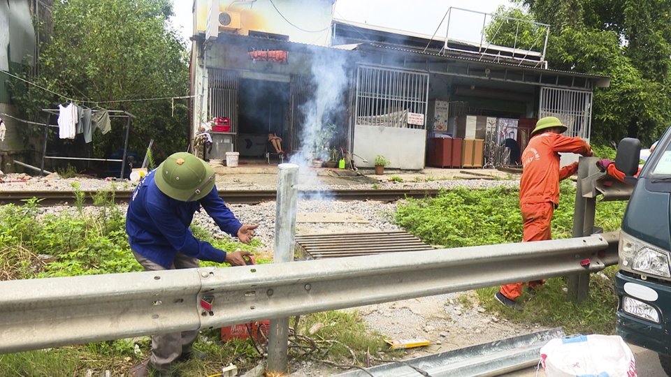 Lực lượng chức năng huyện Thường T&iacute;n xử l&yacute; c&aacute;c h&agrave;nh vi vi phạm&nbsp;