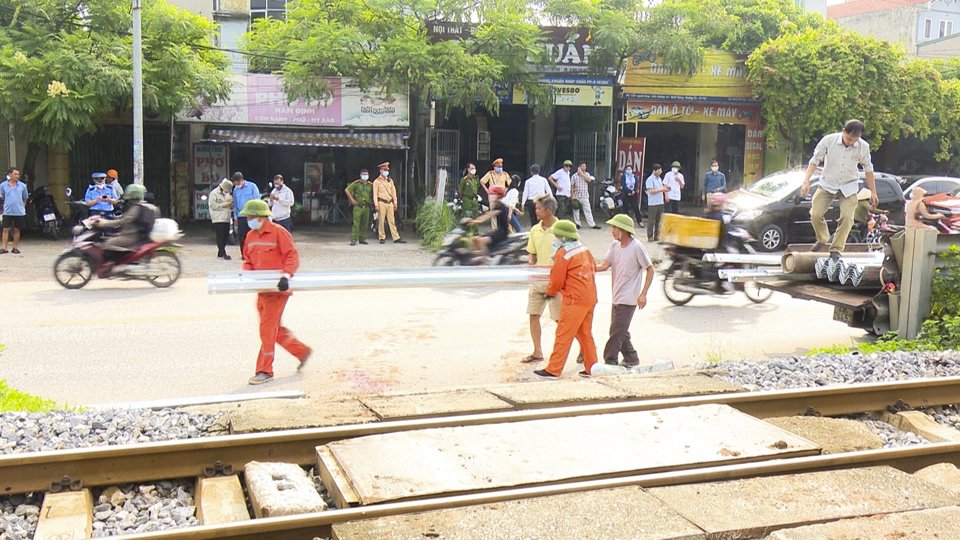 Lực lượng chức năng huyện Thường T&iacute;n ki&ecirc;n quyết r&agrave;o chắn c&aacute;c lối đi tự mở qua đường sắt