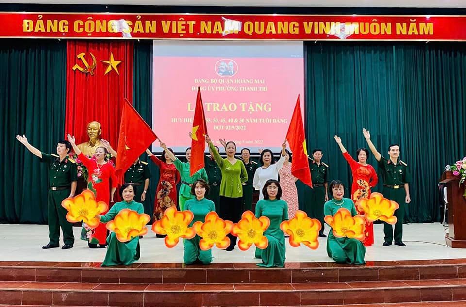 Tiết mục văn nghệ ch&agrave;o mừng c&aacute;c đảng vi&ecirc;n l&atilde;o th&agrave;nh quận Ho&agrave;ng Mai nhận Huy hiệu Đảng. Ảnh HM