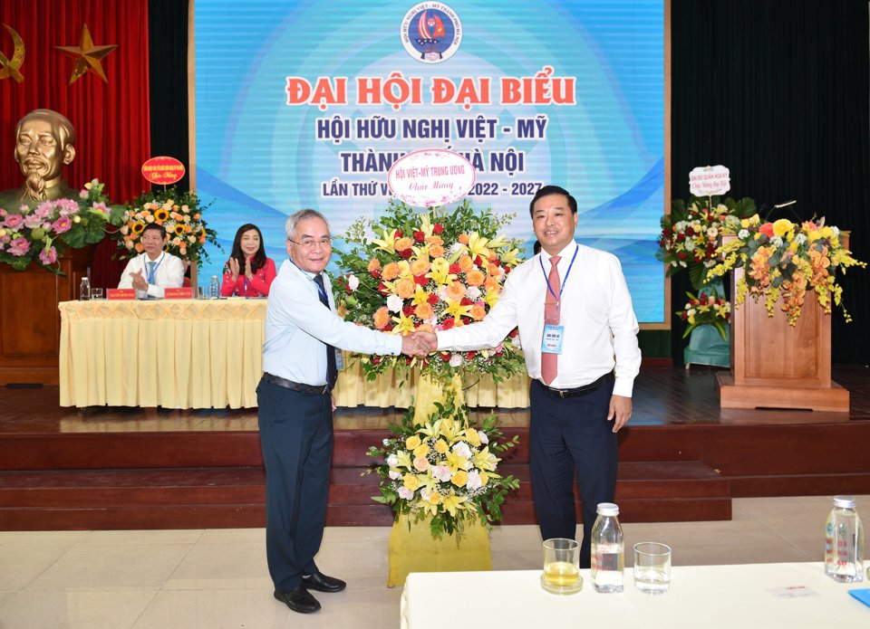 Hội hữu nghị Việt &ndash; Mỹ tặng hoa Đại hội
