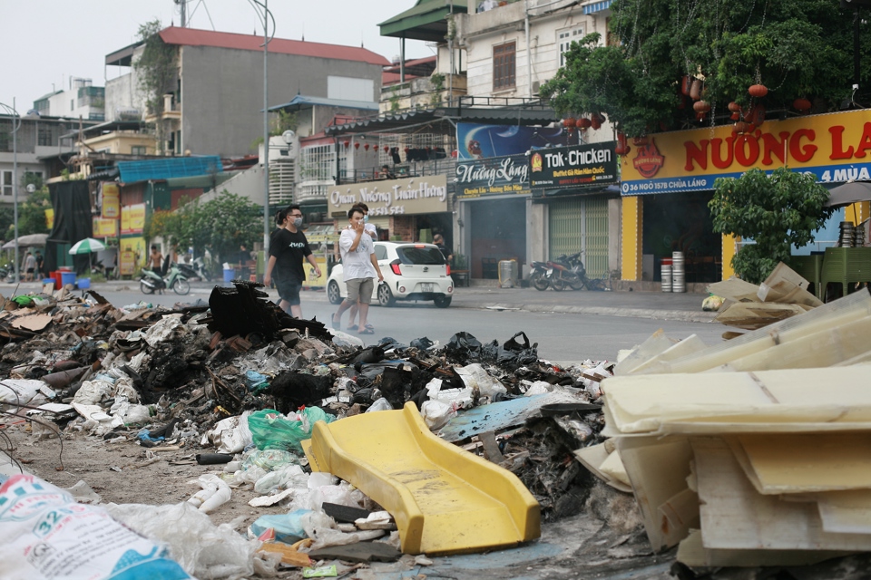 R&aacute;c thải bị đem đốt ngay giữa phố g&acirc;y &ocirc; nhiễm v&agrave; mất mỹ quan. Ảnh: Vũ Khoa