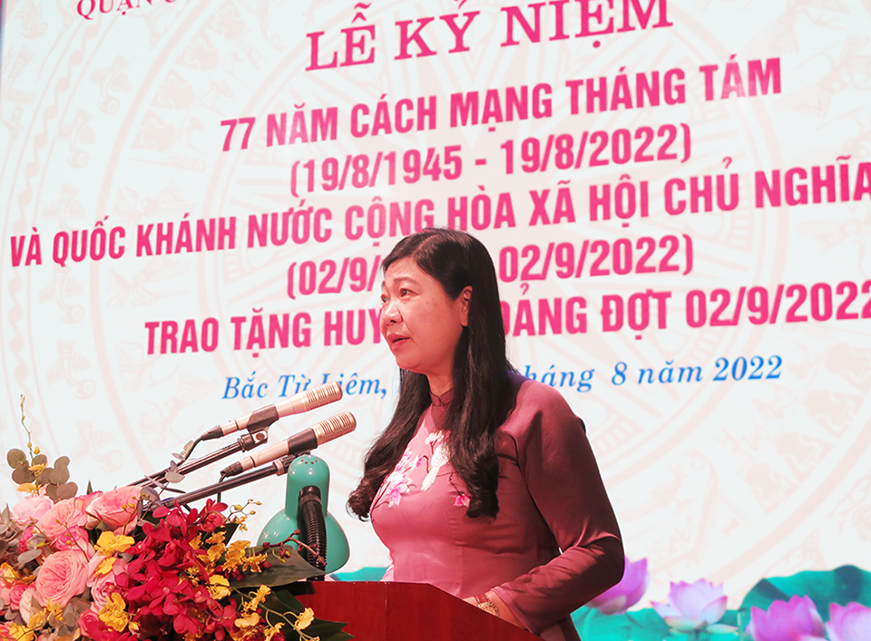 &nbsp;Chủ tịch Ủy ban MTTQ Việt Nam TP H&agrave; Nội Nguyễn Lan Hương ph&aacute;t biểu tại buổi lễ.