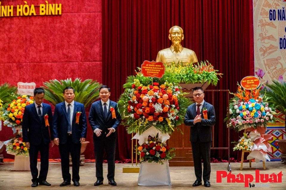 Những năm vừa qua, truyền th&ocirc;ng c&oacute; sự thay đổi v&agrave; ph&aacute;t triển mạnh mẽ. B&aacute;o ch&iacute; ch&iacute;nh thống trải qua nhiều th&aacute;ch thức, nhất l&agrave; trong bối cảnh b&ugrave;ng nổ của mạng x&atilde; hội, tin giả tr&agrave;n lan. V&igrave; vậy, Chủ tịch Hội Nh&agrave; b&aacute;o Việt Nam mong muốn trong thời gian tới, với những nỗ lực đ&atilde; đạt được, B&aacute;o H&ograve;a B&igrave;nh phải nỗ lực nhiều hơn nữa n&acirc;ng cao chất lượng nội dung, nắm bắt những c&ocirc;ng nghệ l&agrave;m b&aacute;o hiện đại, dần dần bắt kịp c&aacute;ch thức l&agrave;m b&aacute;o của c&aacute;c cơ quan b&aacute;o ch&iacute; trung ương, kể cả c&aacute;ch thức l&agrave;m b&aacute;o của c&aacute;c cơ quan b&aacute;o ch&iacute; trung ương, rộng l&agrave; c&aacute;ch l&agrave;m b&aacute;o của thế giới. &nbsp;