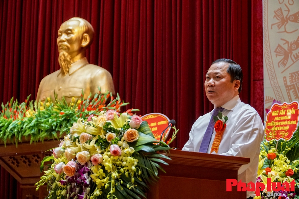 B&iacute; thư Tỉnh ủy Nguyễn Phi Long nhấn mạnh: "Hiện nay, c&ugrave;ng với cả nước, tỉnh H&ograve;a B&igrave;nh đang bước v&agrave;o giai đoạn ph&aacute;t triển mới, quyết t&acirc;m phấn đấu thực hiện thắng lợi Nghị quyết Đại hội lần thứ XIII của Đảng, Nghị quyết Đại hội Đảng bộ tỉnh lần thứ XVII. B&aacute;o ch&iacute; cũng đang đứng trước những cơ hội mới để ph&aacute;t triển. Do vậy, B&aacute;o H&ograve;a B&igrave;nh phải b&aacute;m s&aacute;t nhiệm vụ ch&iacute;nh trị của tỉnh, t&ocirc;n chỉ, mục đ&iacute;ch, chức năng, nhiệm vụ được giao; tiếp tục l&agrave;m tốt hơn nữa c&ocirc;ng t&aacute;c tuy&ecirc;n truyền, đưa nhanh c&aacute;c chủ trương, đường lối của Đảng, ch&iacute;nh s&aacute;ch, ph&aacute;p luật của Nh&agrave; nước v&agrave;o cuộc sống. Tập trung đổi mới v&agrave; ph&aacute;t triển B&aacute;oH&ograve;a B&igrave;nh theo m&ocirc; h&igrave;nh "Cơ quan b&aacute;o ch&iacute; - c&ocirc;ng nghệ&rdquo;; tăng cường ứng dụng CNTT, chuyển đổi số, ứng dụng c&ocirc;ng nghệ trong tổ chức, vận h&agrave;nh v&agrave; quản l&yacute; hoạt động theo m&ocirc; h&igrave;nh đa phương tiện, đa nền tảng, tăng t&iacute;nh tương t&aacute;c,... để c&oacute; thể đ&aacute;p ứng nhu cầu ng&agrave;y c&agrave;ng cao của bạn đọc". &nbsp;